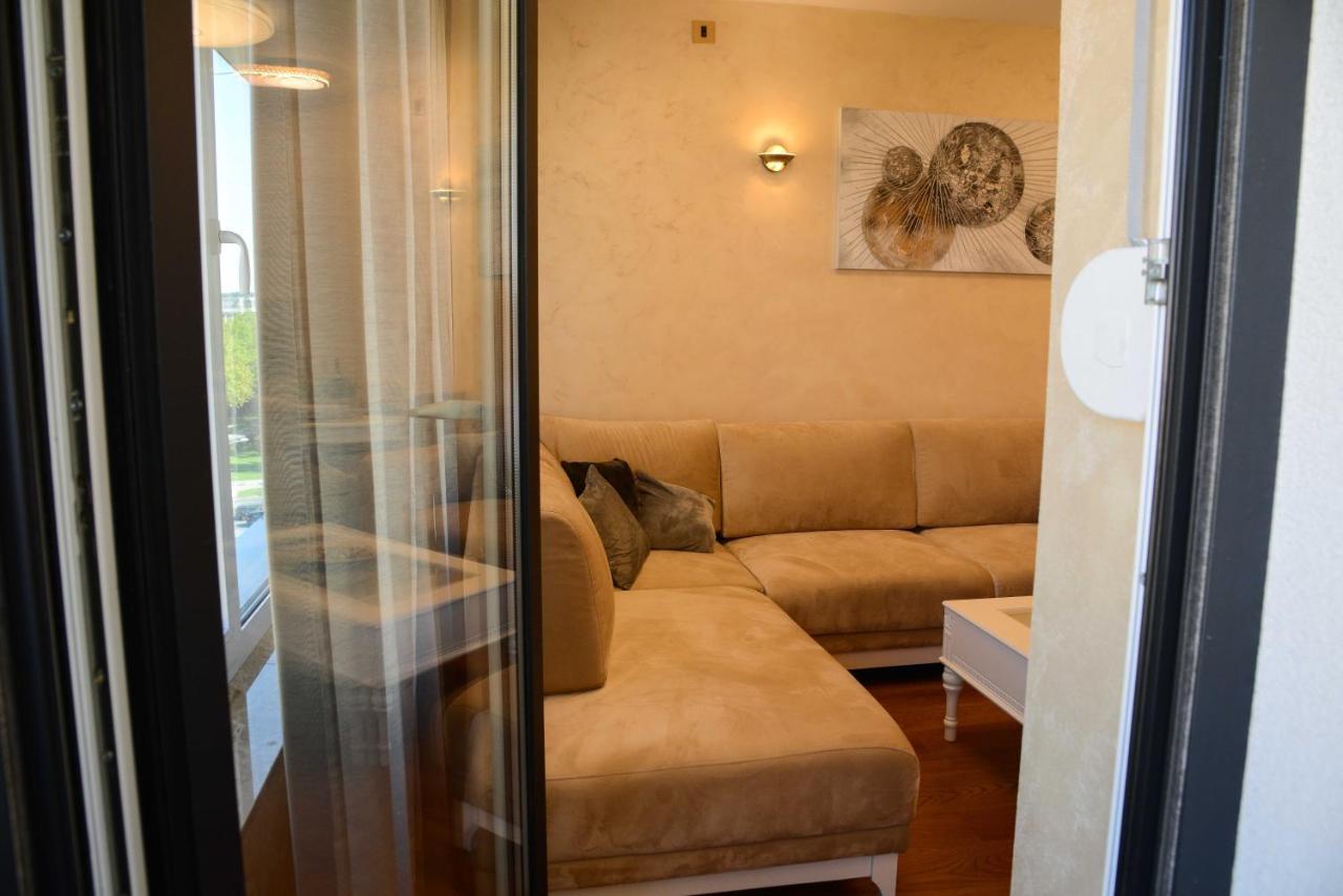 Tesla 70 Apartment With Secure Parking In The Garage Novi Sad Eksteriør bilde