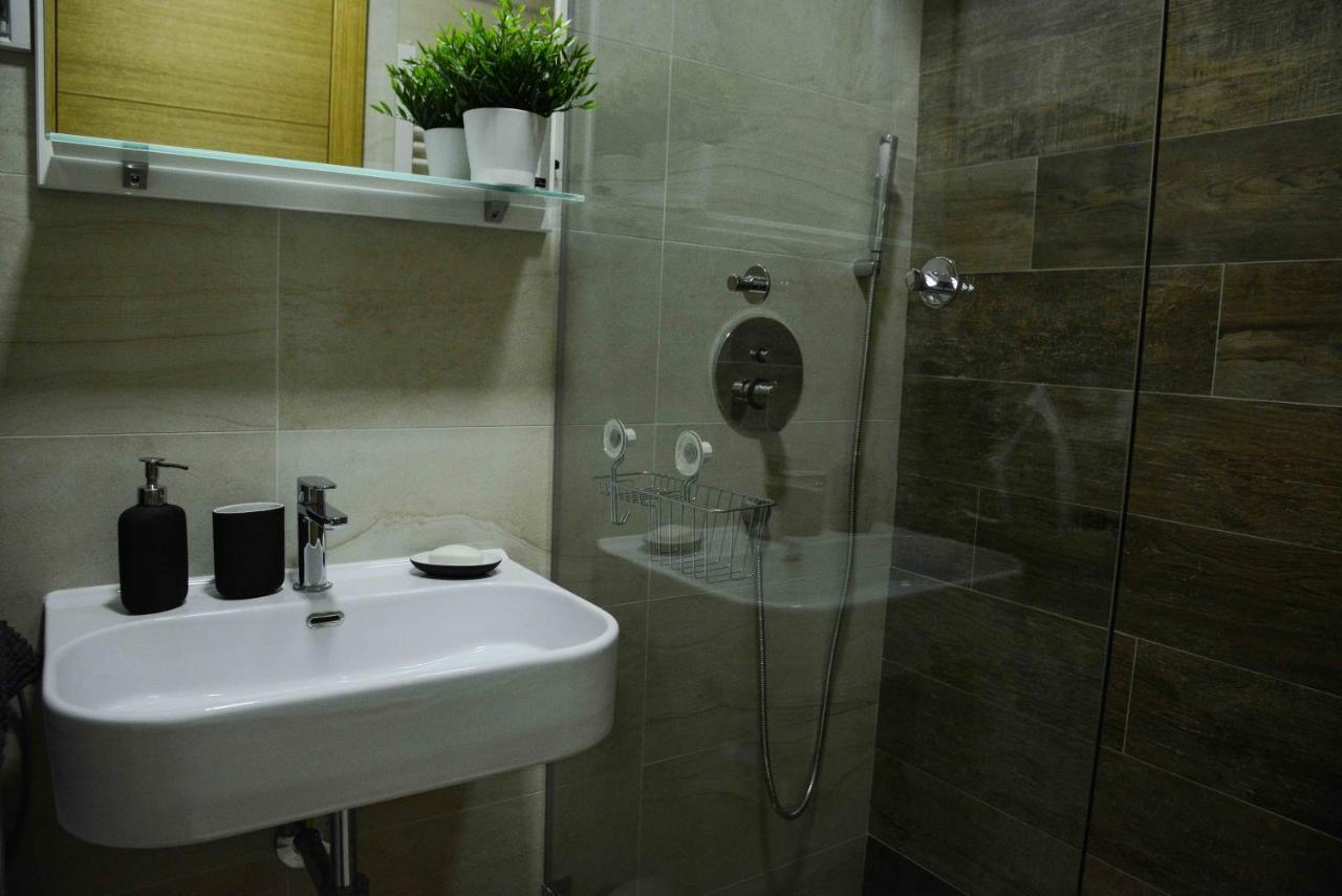 Tesla 70 Apartment With Secure Parking In The Garage Novi Sad Eksteriør bilde