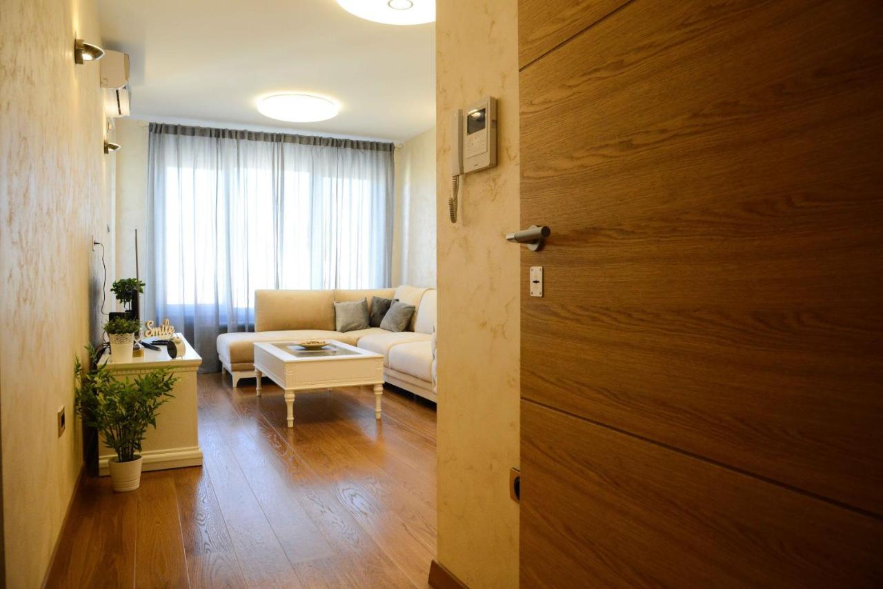 Tesla 70 Apartment With Secure Parking In The Garage Novi Sad Eksteriør bilde