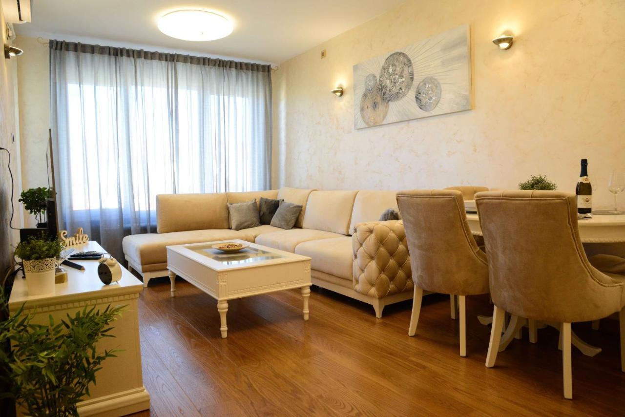 Tesla 70 Apartment With Secure Parking In The Garage Novi Sad Eksteriør bilde